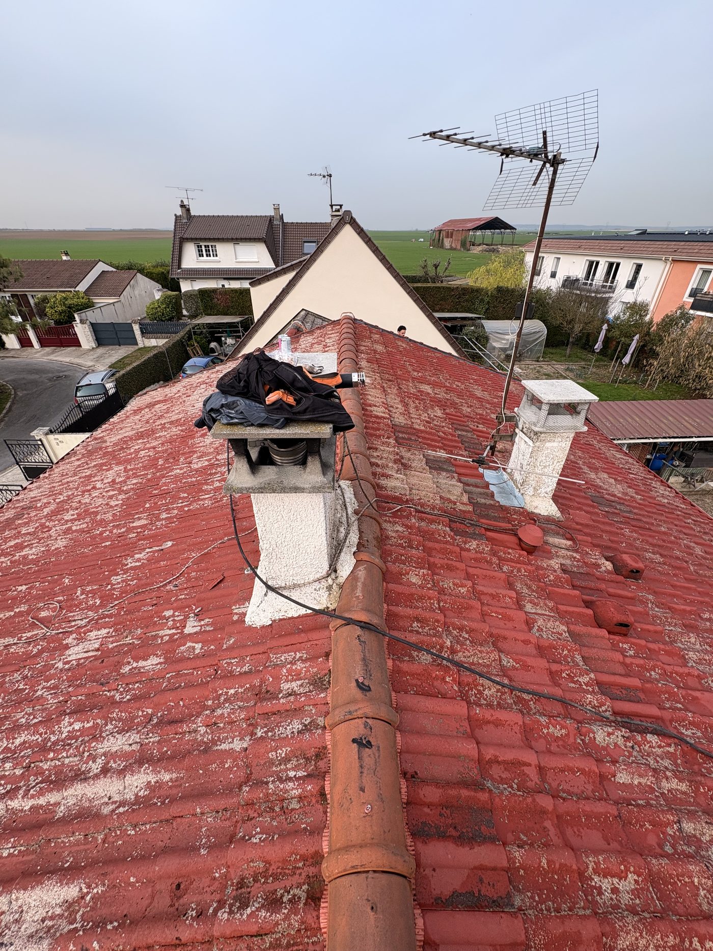 Toiture usée et décolorée avant intervention