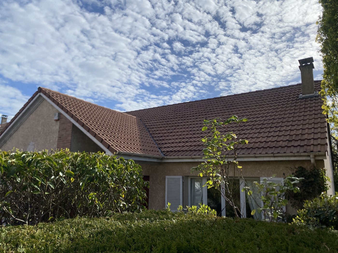 Maison rénovée avec toiture refaite par Les Artisans du Toit en Seine-et-Marne