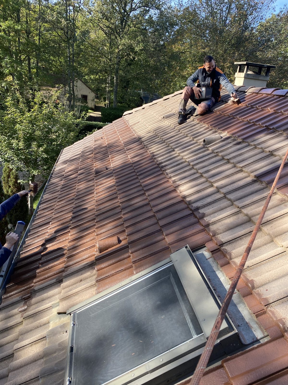 Couvreur sur un chantier de toiture en Seine-et-Marne