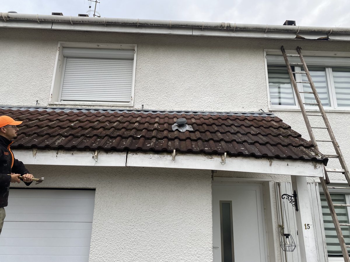 Artisan couvreur intervenant sur une maison